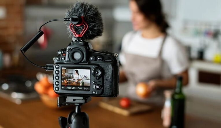 Imagem ilustrativa que apresenta uma live de uma chef de cozinha.